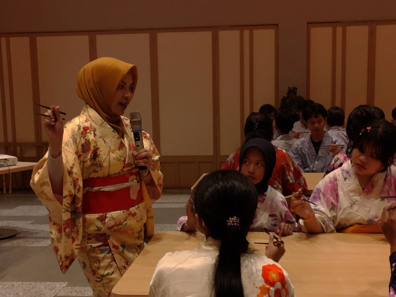 Lussy Novarida Ridwan, Ketua AGBJI, mengajarkan etiket makan Jepang kepada mahasiswa Departemen Sastra Jepang Unhas dalam kelas budaya “Understanding Japanese Dining Etiquette” di Restoran Meiji, Makassar (6/9/2025).